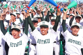 サヨナラ勝ちを決めた報徳学園ナインをたたえる部員たち＝西宮市甲子園町、甲子園球場