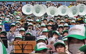 迫力の演奏で報徳学園ナインを鼓舞する応援団＝西宮市甲子園町、甲子園球場