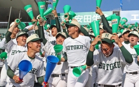 報徳学園が東邦にサヨナラ勝ちを決め、アルプススタンドで歓喜に沸く部員たち＝西宮市甲子園町、甲子園球場