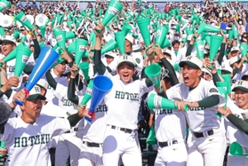 報徳学園が東邦にサヨナラ勝ちを決め、アルプススタンドで歓喜に沸く部員たち＝西宮市甲子園町、甲子園球場