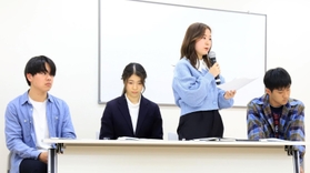 立候補予定者に質問した（左から）大阪芸大２年・野田藍生さん、神戸女学院高１年・古市史佳さん、大阪大１年・伊藤里彩さん、灘高１年・松田浩輝さん＝芦屋市公光町、リードあしや（撮影・吉田敦史）