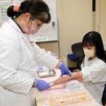 「女性アスリートの三主徴」の実態調査の一環で血液検査を受ける学生＝西宮市池開町