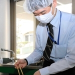 「男性子育て支援講座」のプレ講座でロコモコを作る参加者＝西宮市北昭和町