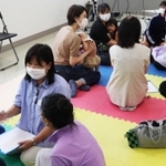 子どもへの性教育について意見を交換する参加者ら＝２０２２年９月、尼崎市長洲中通１