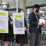 トルコ・シリア大地震の被災地支援で募金する県立国際高校の生徒たち＝芦屋市船戸町
