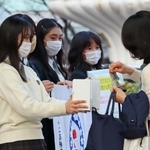トルコ・シリア大地震の被災地支援で募金する県立国際高校の生徒たち＝芦屋市船戸町