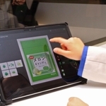 タブレットを操作して、フルーツキャンディのパッケージをデザインする体験＝西宮市甲子園八番町、キッザニア甲子園