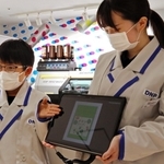 デザインしたフルーツキャンディのパッケージを紹介する児童（左）＝西宮市甲子園八番町、キッザニア甲子園