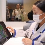 タブレットでフルーツキャンディのパッケージをデザインする児童ら＝西宮市甲子園八番町、キッザニア甲子園