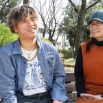 「取得単位はぎりぎりだった」と学生生活を振り返る川口大介さん（左）と母智代美さん＝尼崎市内