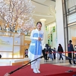 阪急西宮ガーデンズ１５周年記念プロジェクトの記者発表会で取材に応じる山之内すずさん＝１５日午前、西宮市高松町