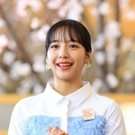 阪急西宮ガーデンズ１５周年記念プロジェクトの記者発表会で取材に応じる山之内すずさん＝１５日午前、西宮市高松町