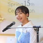 阪急西宮ガーデンズ１５周年で有川ひろさんが書いたオリジナル短編小説を朗読し、はにかむ山之内すずさん＝１５日午前、西宮市高松町