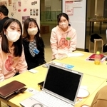 Ｚ世代の価値観などの調査結果を紹介した武庫川女子大学の学生＝西宮市池開町