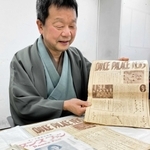 尼崎で発行されていたダンス専門誌を解説する永井良和教授＝尼崎市役所