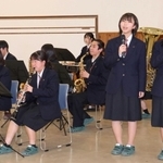 軽快に「ルールをまもろう！じてんしゃくん」を演奏する伊丹北高校吹奏楽部員＝伊丹市鴻池７