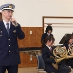 低音を響かせる伊丹署の松田友也交通課長＝伊丹市鴻池７