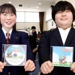 ＣＤジャケットを描いた大阪芸術大学短期大学部の浜崎真帆さん（右）と伊丹北高校吹奏楽部の浜岡真友子部長＝伊丹市鴻池７