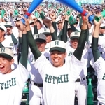 サヨナラ勝ちを決めた報徳学園ナインをたたえる部員たち＝西宮市甲子園町、甲子園球場