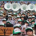 迫力の演奏で報徳学園ナインを鼓舞する応援団＝西宮市甲子園町、甲子園球場