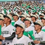 グラウンドの報徳学園ナインに、懸命に声援を送る部員たち＝西宮市甲子園町、甲子園球場