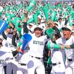 報徳学園が東邦にサヨナラ勝ちを決め、アルプススタンドで歓喜に沸く部員たち＝西宮市甲子園町、甲子園球場