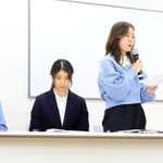 立候補予定者に質問した（左から）大阪芸大２年・野田藍生さん、神戸女学院高１年・古市史佳さん、大阪大１年・伊藤里彩さん、灘高１年・松田浩輝さん＝芦屋市公光町、リードあしや（撮影・吉田敦史）