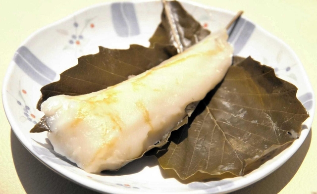米粉を練って団子状にした餅（宝塚市提供）