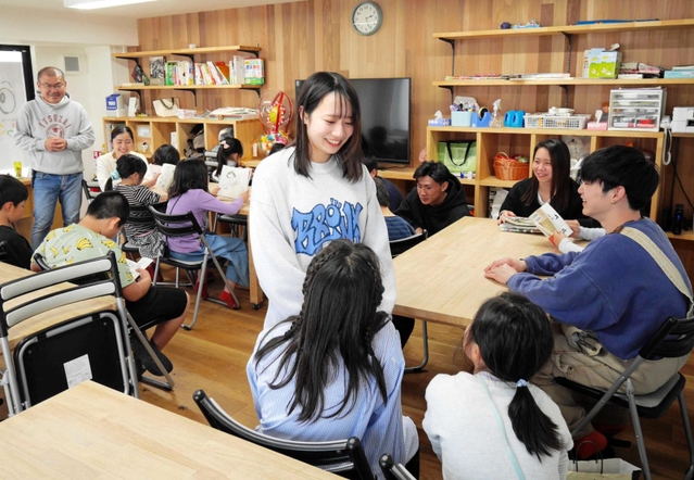 「放課後スペースいつざいや」。大学生スタッフと話すことが楽しい子どもも多いという＝西宮市野間町