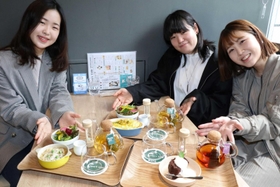 自分たちのレシピから生まれたメニューを紹介する（左から）田実さくらさん、田村晶紀さん、桑原明月さん＝西宮市里中町３