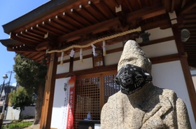 マスク着用を続けるお猿さん＝芦屋市津知町