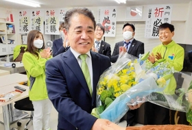 トップ当選を果たし、支援者に拍手を送られる門隆志氏＝宝塚市山本南２
