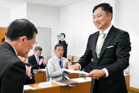 当選証書を受け取る大原隼人氏＝尼崎市役所