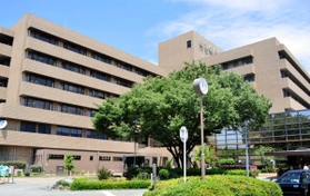 市立伊丹病院＝伊丹市昆陽池１