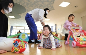 広々としたスペースで遊び、交流する親子ら＝芦屋市呉川町（撮影・吉田敦史）