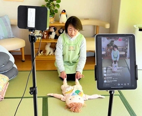 ぬいぐるみを使い、親子で触れ合いながら楽しめる遊びを紹介する保育士＝宝塚市子ども家庭支援センター（市提供）