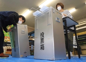投票所の設営を進める職員ら＝芦屋市西山町（撮影・吉田敦史）