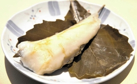 米粉を練って団子状にした餅（宝塚市提供）