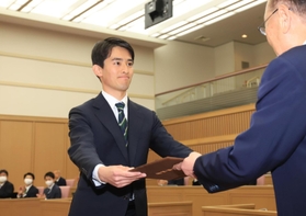 当選証書を受け取る高島崚輔氏（左）＝芦屋市精道町