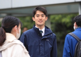 当選から一夜明け、市民にあいさつする高島崚輔氏＝ＪＲ芦屋駅北側（撮影・吉田敦史）