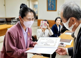 宝塚市議選で初当選し、証書を受け取る無所属の織田貴子氏＝宝塚市役所