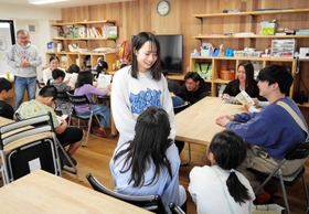 「放課後スペースいつざいや」。大学生スタッフと話すことが楽しい子どもも多いという＝西宮市野間町