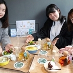自分たちのレシピから生まれたメニューを紹介する（左から）田実さくらさん、田村晶紀さん、桑原明月さん＝西宮市里中町３