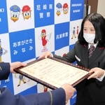 郵便局を代表して感謝状を受け取る原田由希恵さん＝尼崎南署
