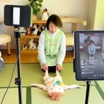 ぬいぐるみを使い、親子で触れ合いながら楽しめる遊びを紹介する保育士＝宝塚市子ども家庭支援センター（市提供）