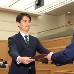 当選証書を受け取る高島崚輔氏（左）＝芦屋市精道町