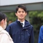 統一地方選後半戦の投開票から一夜明けた２４日早朝、兵庫県芦屋市長選で初当選した高島崚輔氏（２６）がＪＲ芦屋駅北側で市民らにあいさつし、「これから４年間の結果が全て」と思いを語った。「期待してるから一緒に頑張ろう」と市民から声をかけられる場面もあった。（村上貴浩）