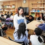 「放課後スペースいつざいや」。大学生スタッフと話すことが楽しい子どもも多いという＝西宮市野間町
