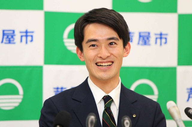 就任会見で意気込みを語る高島崚輔市長＝芦屋市精道町（撮影・吉田敦史）