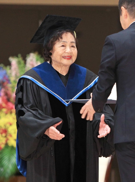 関西学院大の森康俊学長（右）から名誉博士号の学位記を受け取るサーロー節子さん＝西宮市上ケ原一番町（撮影・吉田敦史）